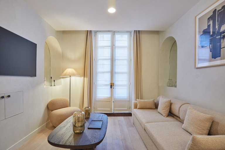 Others 3, Sublime new Apartment Louvre Palais Royal, Paris