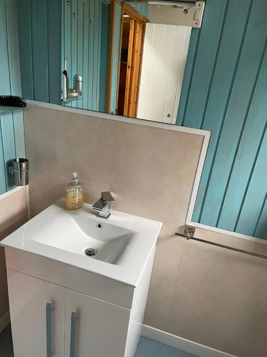 Bathroom 3, 11 Tan-y-coed Woodland Lodge, Carmarthenshire