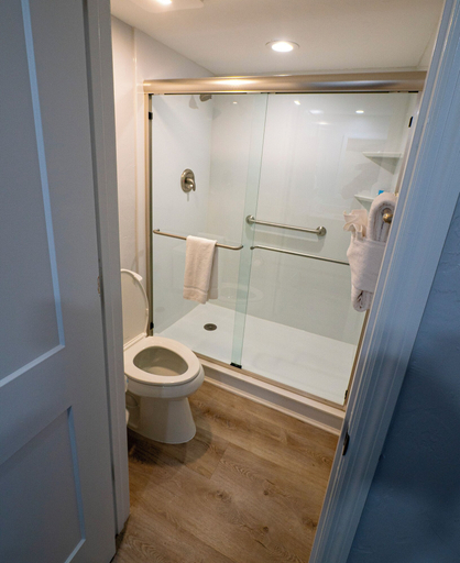 Bathroom 4, Shell Island Beach Club, Lee