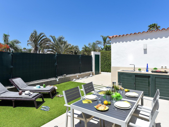 Dining 2, Central Bungalow With Communal Pool in Maspalomas, Las Palmas