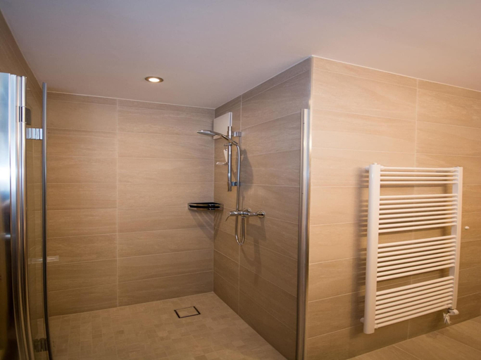 Bathroom, Apartment in Neukirchen near Ski Lift, Zell am See