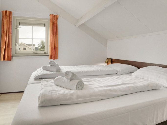 Room 3, Bungalow by Water Near Rotterdam, Bernisse
