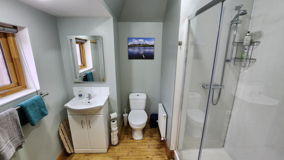Bathroom 3, Inchnadamph Explorers Lodge, Highland