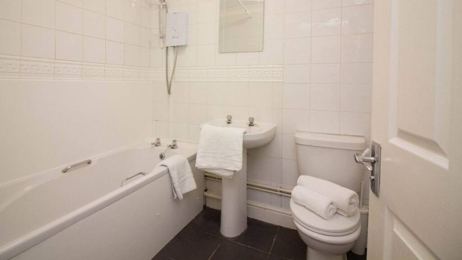 Bathroom, StayZo Penthouse Accommodation 1- Premier Lodge, Southampton