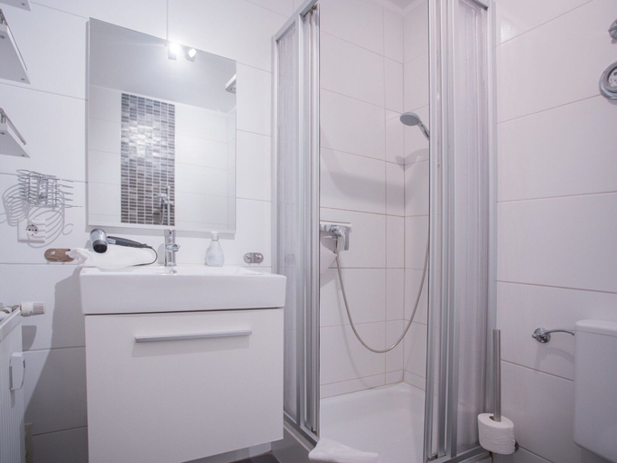 Bathroom 2, Moderne Wohnung Mitten in Winterberg mit Balkon, Hochsauerlandkreis