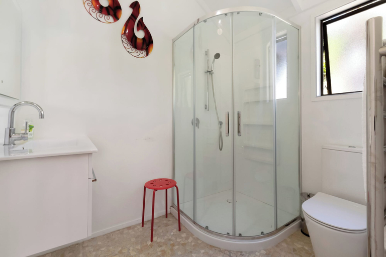 Bathroom 4, Palm Beach Chalets, Auckland