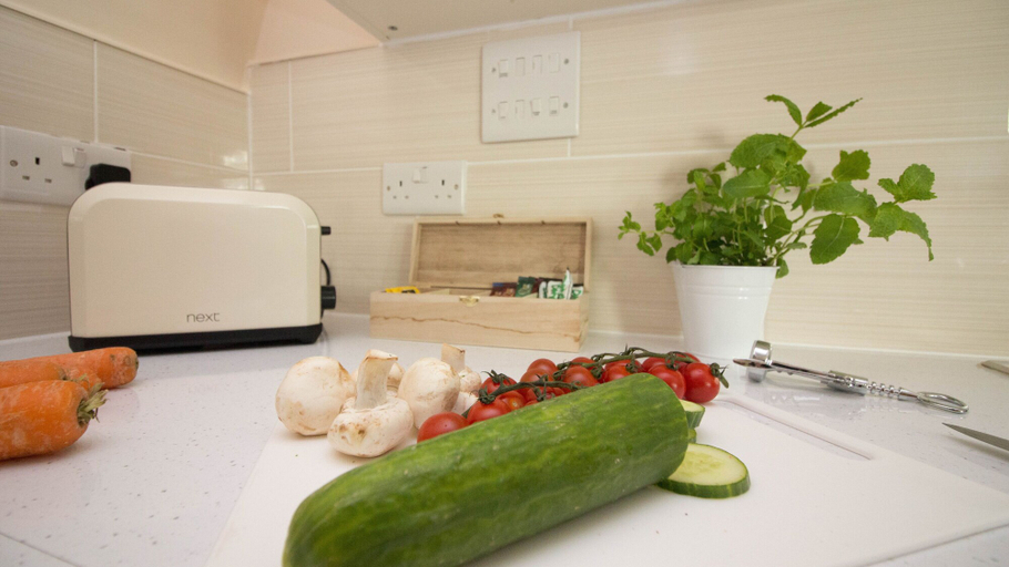 Others 2, Stayzo Serviced Accommodation 16 Premier Lodge, Southampton