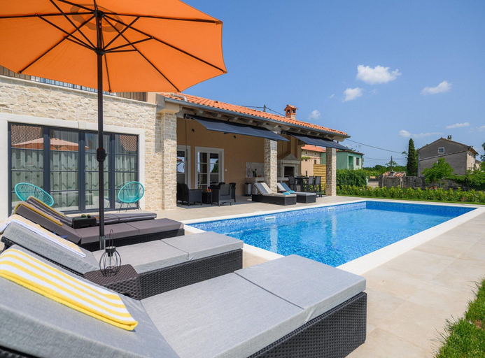 Pool 5, Villa in Serene Location, Kanfanar