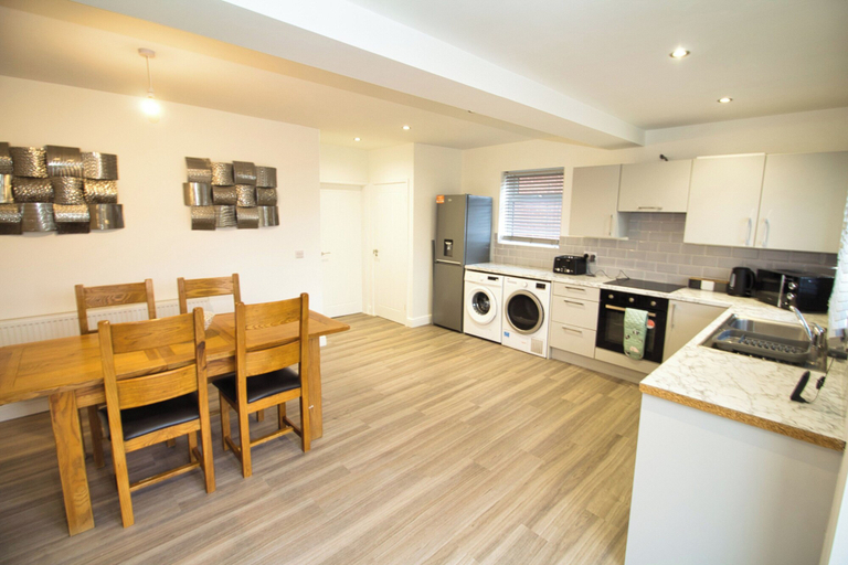 Private kitchen 5, 3 Bed, Sleeps 5, Pet Friendly, Free Parking, Rotherham