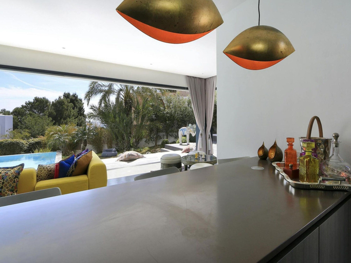 Dining 3, Holiday Home With Manicured Gardens, Baleares
