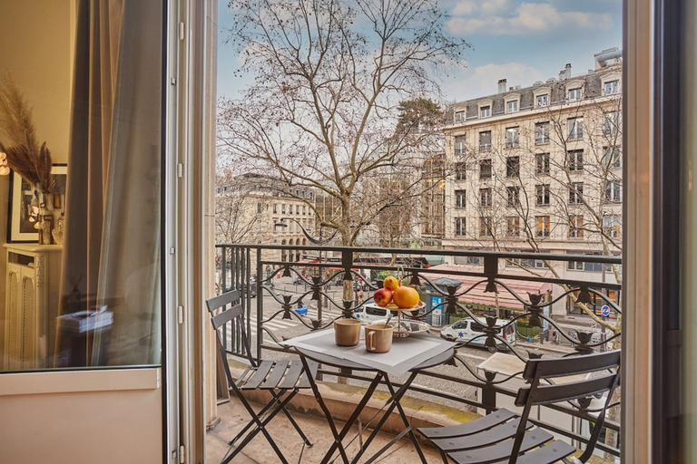 Outdoor dining, Apartment Arc de Triomphe/ Champs Elysee, Paris