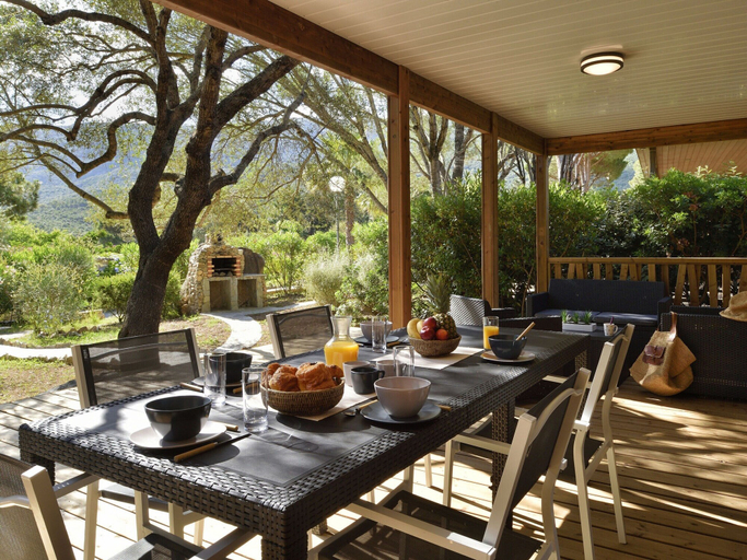 Dining 2, Group Stay Near Sea in Propriano, Corse-du-Sud