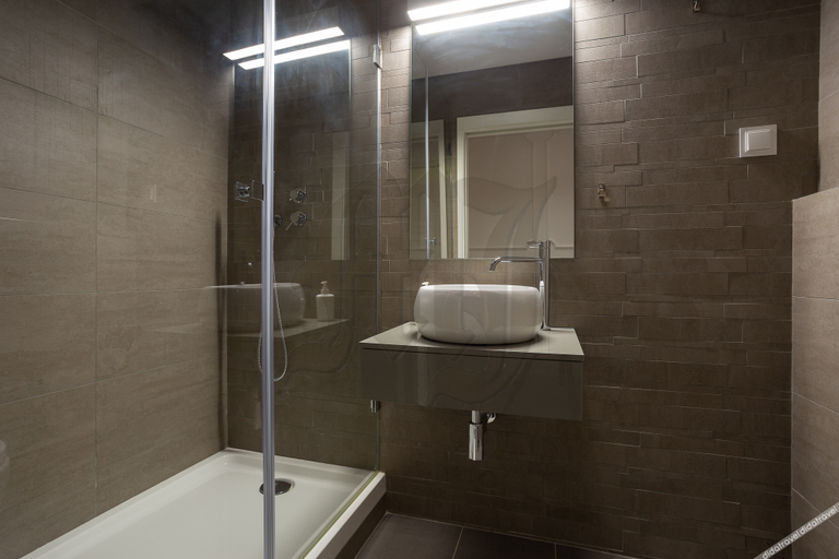 Bathroom 5, Morgan-Jupiter Apartments, Lisbon