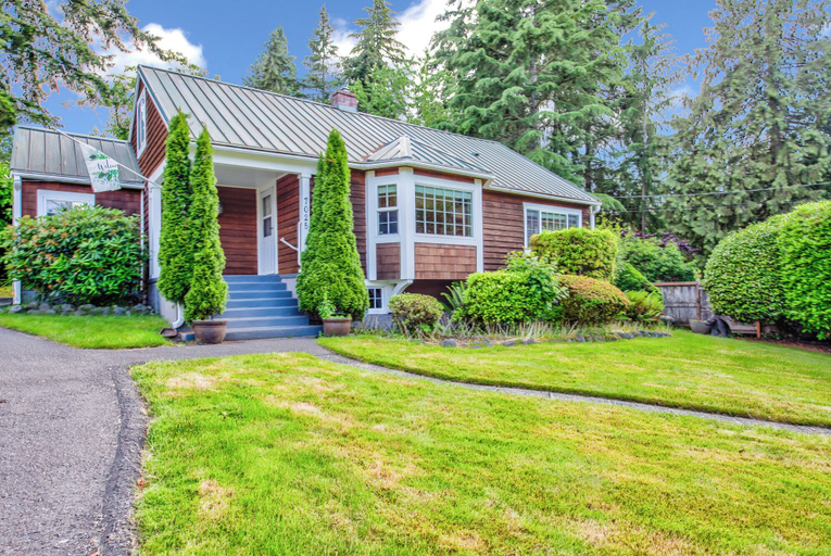 Exterior & Views 2, Private park in a cozy home next to I-90 huge yard, King