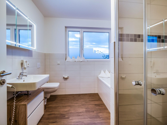 Bathroom 2, Luxuriose Ferienwohnung am Stormthaler See, Leipzig