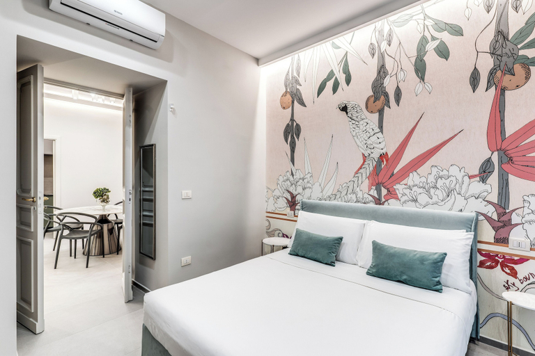 Bedroom 5, Lady Diamond, Napoli