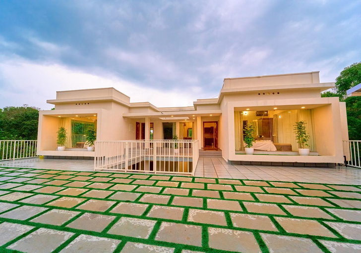 Exterior & Views