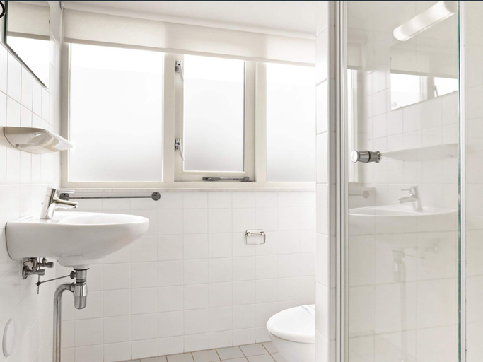 Bathroom 4, Sun-soaked Bungalow in Simonshaven, Bernisse
