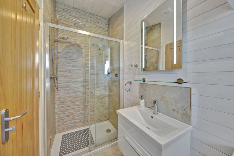 Room 5, Host Stay Mahonia Lodge, Derbyshire