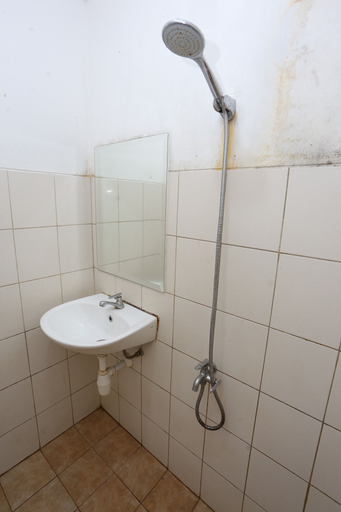 Bathroom 5, Collection O metroploitian park Serviced Apartmen, Bekasi