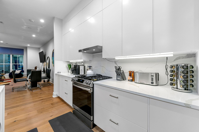 Room 5, Stylish Midtown Home w Rooftop Views by Silverx, Atlanta