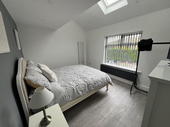 Room 2, Whole House -sleeps4-parking-garden-bikinghiking, Bury