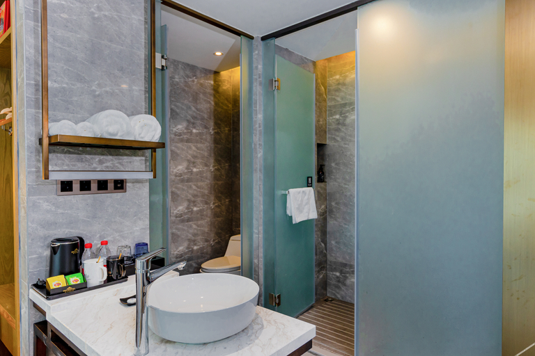 Bathroom 3, Microtel by Wyndham Sanya Dadonghai, Sanya