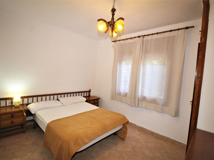 Room 3, Apartments La Pineda, Playa de Pals, Girona