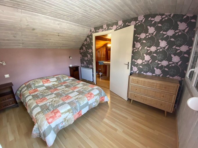 Room 2, Holiday Home in Penestin Near Mine D'or Beach, Morbihan