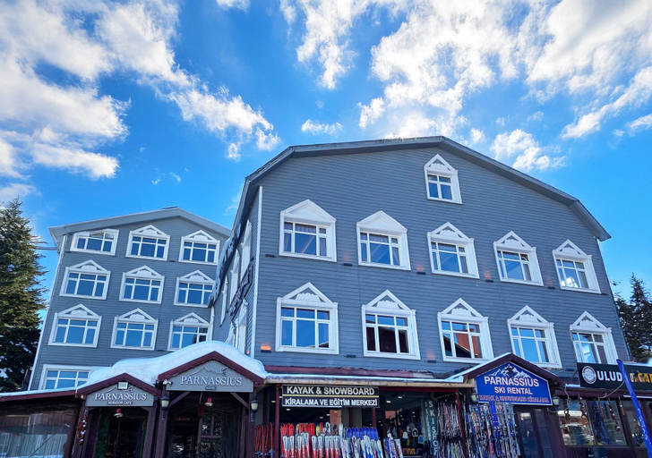 Exterior & Views