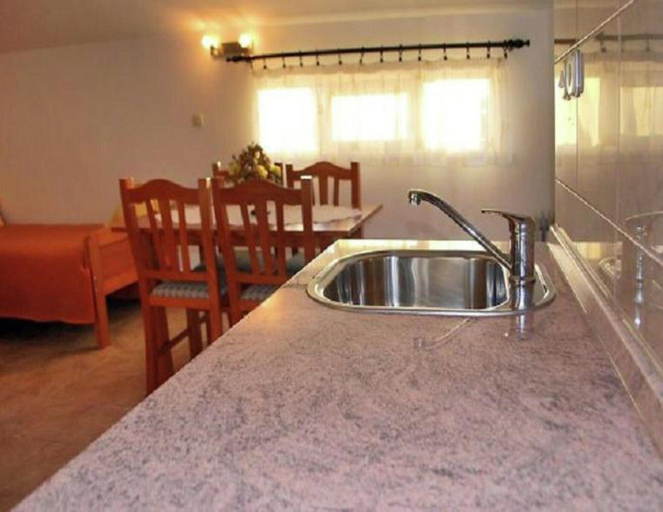 Private kitchen 5, Nice Apartment With Balcony, Ploče