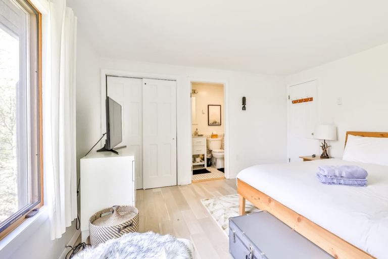 Room 2, Hunter Mountain Ski House - Tesla Charger, Greene