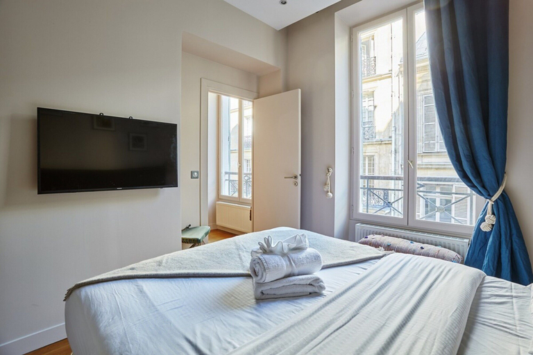 Room 4, Superb Apartment Avenue Montaigne/saint Honore, Paris