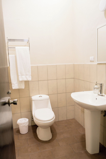 Bathroom 5, Casa Aurora, ZONA 13