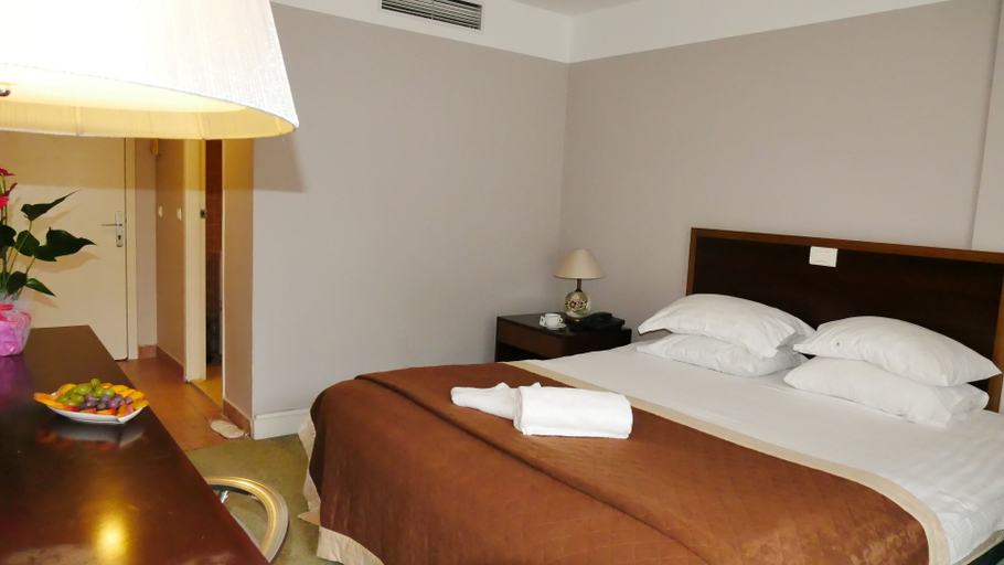 Others 3, Talen Otel, Tuzla