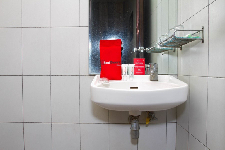 Bathroom 4, RedDoorz @ Cikutra 3, Bandung