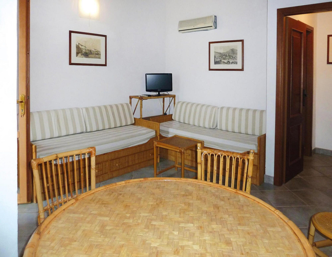 Dining 4, Apartment in Nisporto With Private Sea Access, Livorno