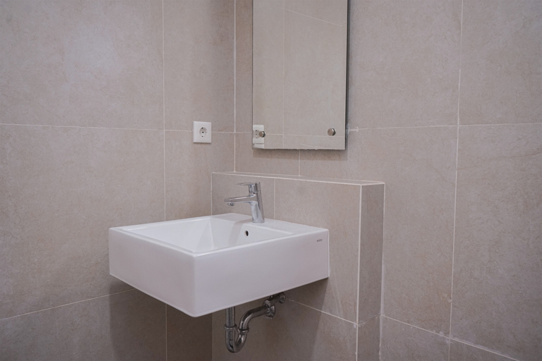 Bathroom 3, Compact 2BR at The Ayoma Apartment By Travelio, South Tangerang