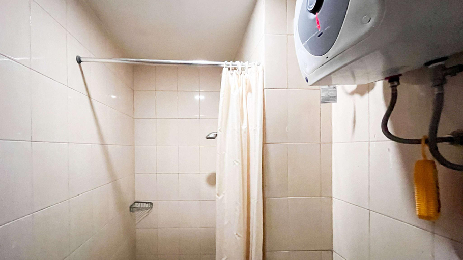 Bathroom, WhiteCozy Studio at Vida View Makassar By Travelio, Makassar