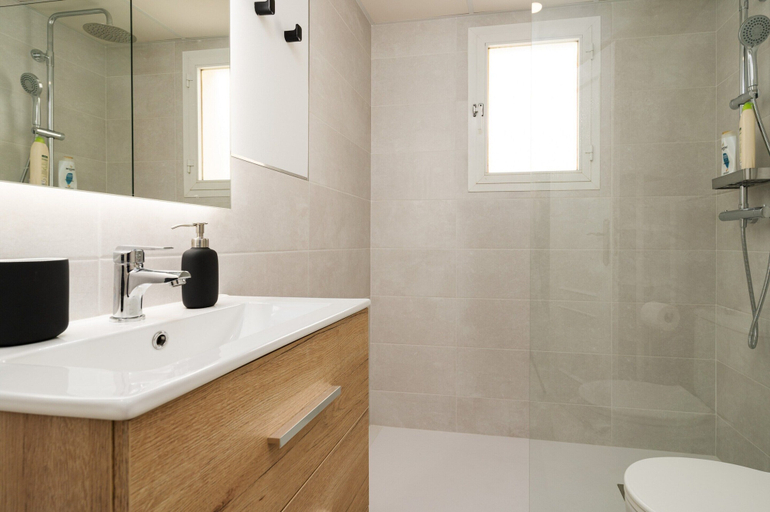 Bathroom, Apartment in Marbella Near Costabella Beach, Málaga