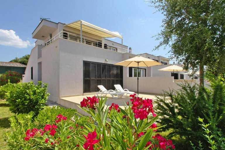 Exterior & Views 1, Apartments in Villas Punta Skala With Beachpool, Zadar