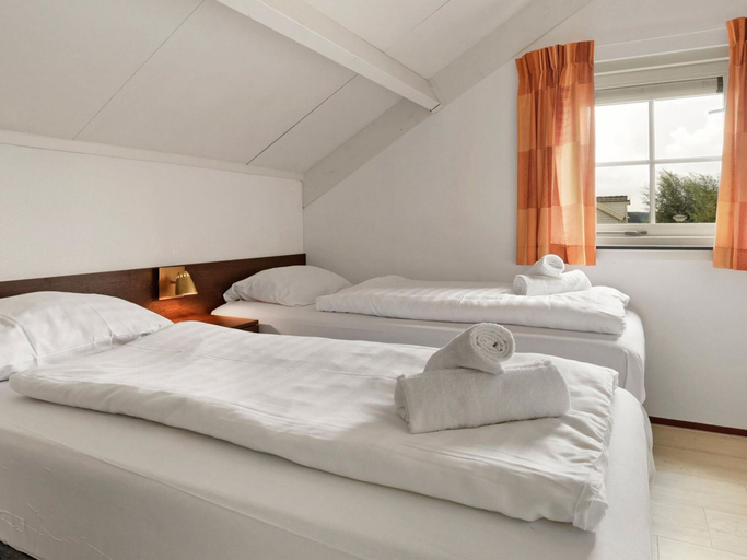 Room 3, Nice Holiday Home With Sauna Near a Lake, Bernisse