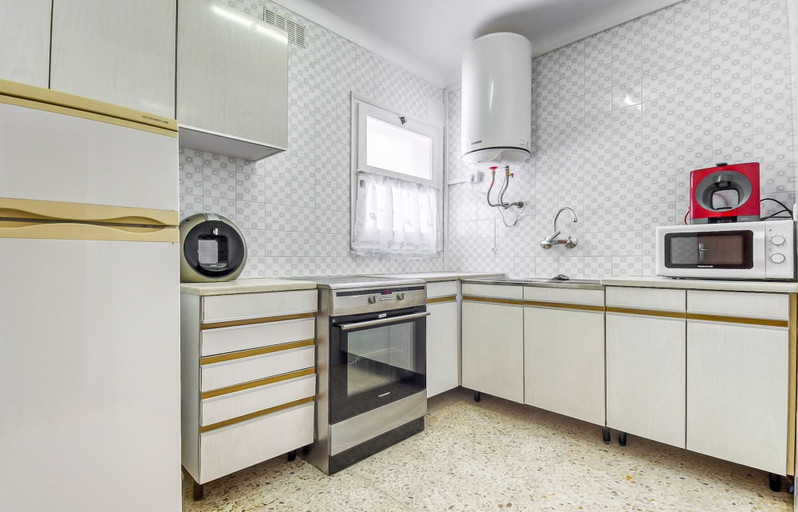 Private kitchen 5, Apartment With Scenic View, Girona