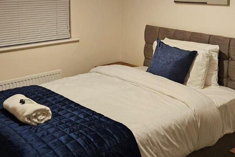 Room 4, House - Sleeps 8 - Parking - Station Close, Wolverhampton