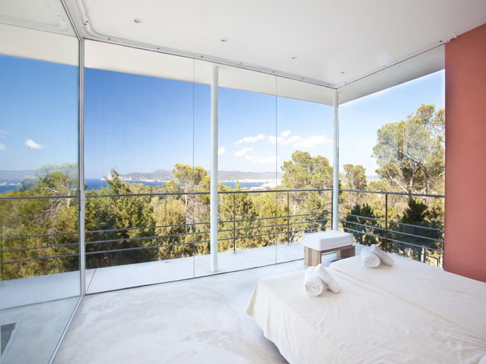 Room 5, Beautiful Villa in Inviting Space, Baleares