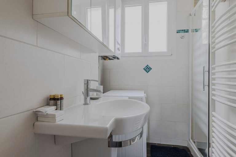Bathroom 3, Apartment in Montmartre With 1 Room, Paris
