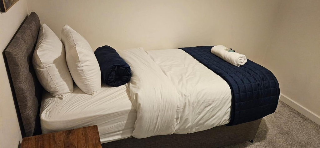 Room 3, House - Sleeps 8 - Parking - Station Close, Wolverhampton