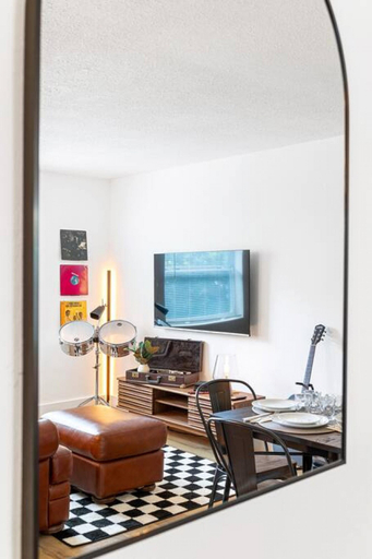 Room 2, Musicians Lounge - 2 BR With Parking Asssigned, Broward
