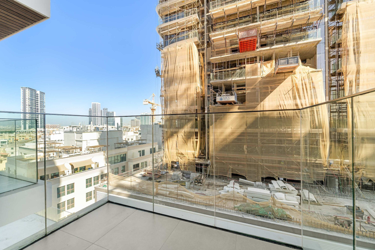 Room 3, High-end Studio With Rooftop Pool and gym, Dubai