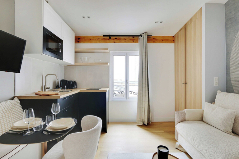 Living area 2, Cosy Studio With AC -2p- Sacra-coeur Montmartre, Paris